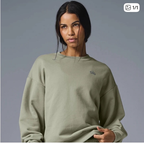 Alo Yoga Accolade Crewneck Pullover Limestone - Picture 2 of 7